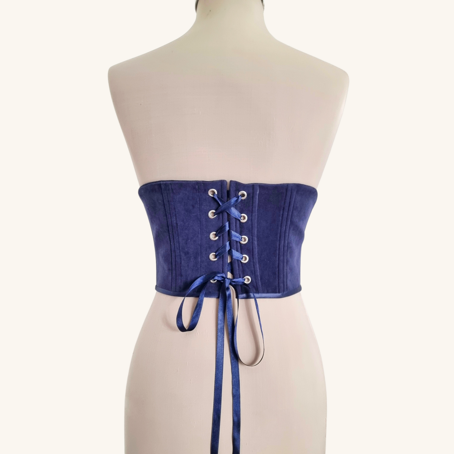 korset izgled otzad na maneken tamno sin sas sini pandelki i metalni kapsi ruchno izraboten ot velur