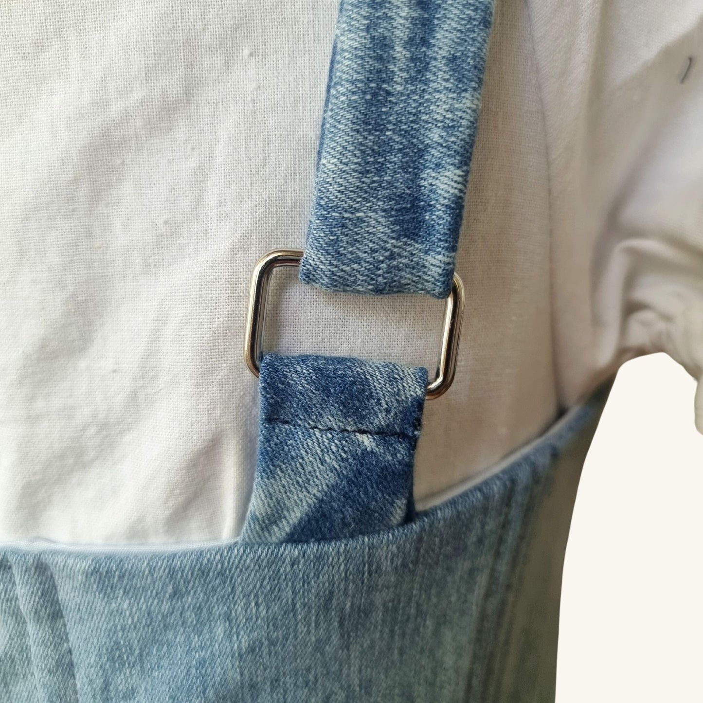 Korset prezramka zadna chast ot dankov plat v blizak kadar s metalna halka