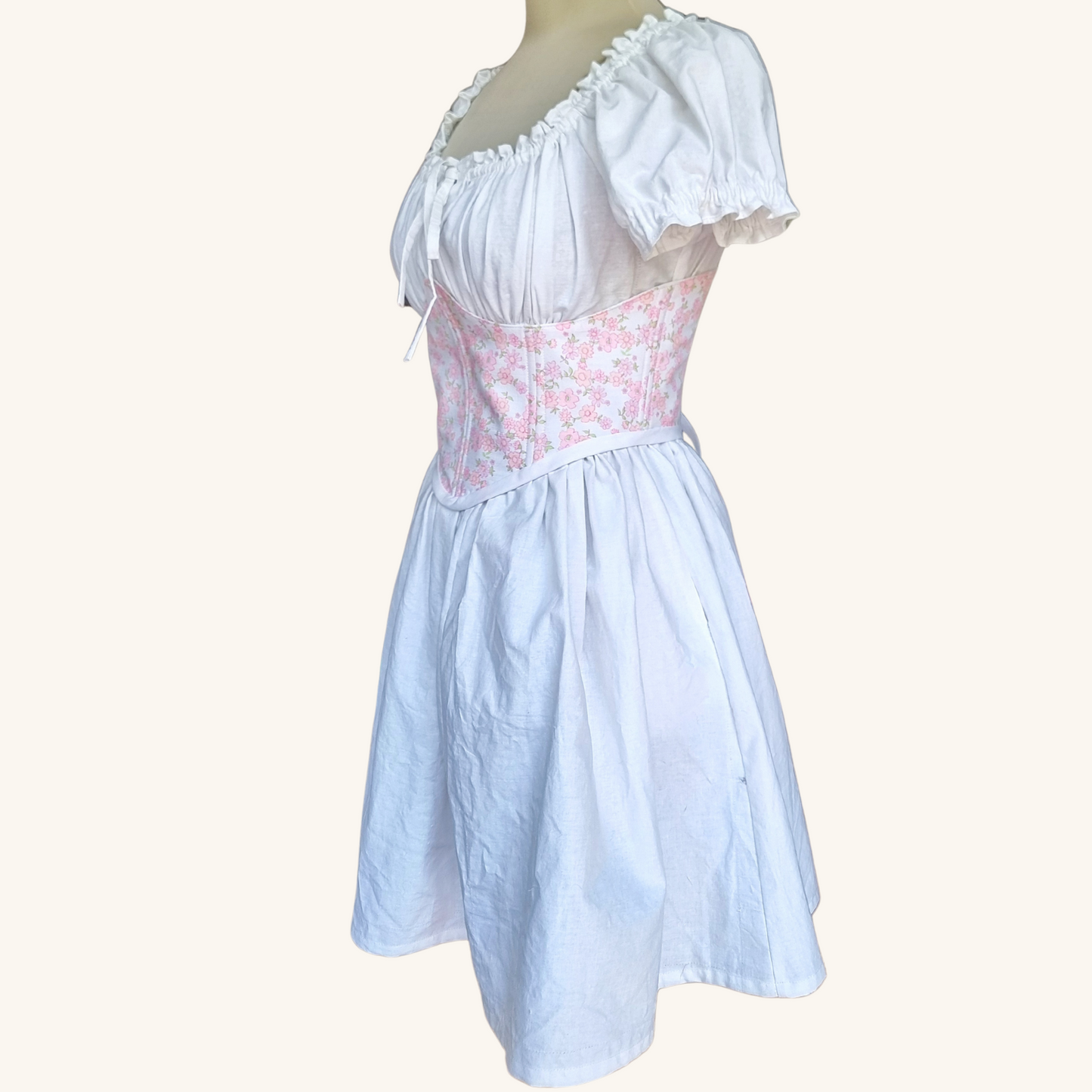 korset s rozovi tsvetq tip kolan ot recikliran pamuk  ruchno izraboten na maneken gledka otstrani