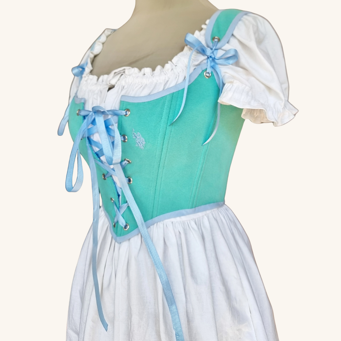 korset gledka otstrani siniozelen ruchno izraboten na maneken s detail broderiq