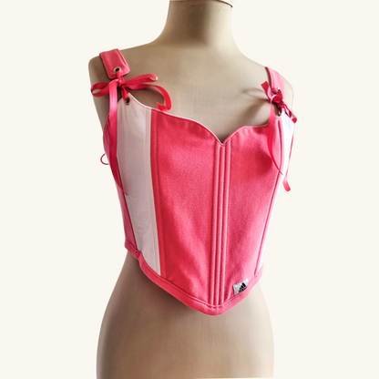 korset na maneken gledka otpred ruchno izraboten sporten v rozovo i bqlo s rozovi pandelki ot recikliran pamuk adidas logo