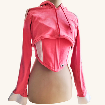 korset ruchno izraboten sporten v rozovo i bqlo s rozovi pandelki ot recikliran pamuk adidas logo suetshirt s beli rakavi ot riza na maneken gledka otpred