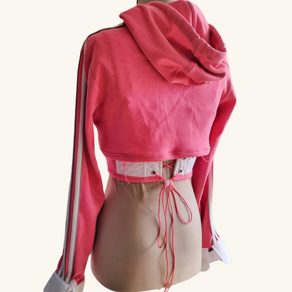 korset na maneken gledka otzad ruchno izraboten sporten v rozovo i bqlo s rozovi pandelki ot recikliran pamuk adidas logo s kus suetshirt s beli rakavi ot riza i kachulka