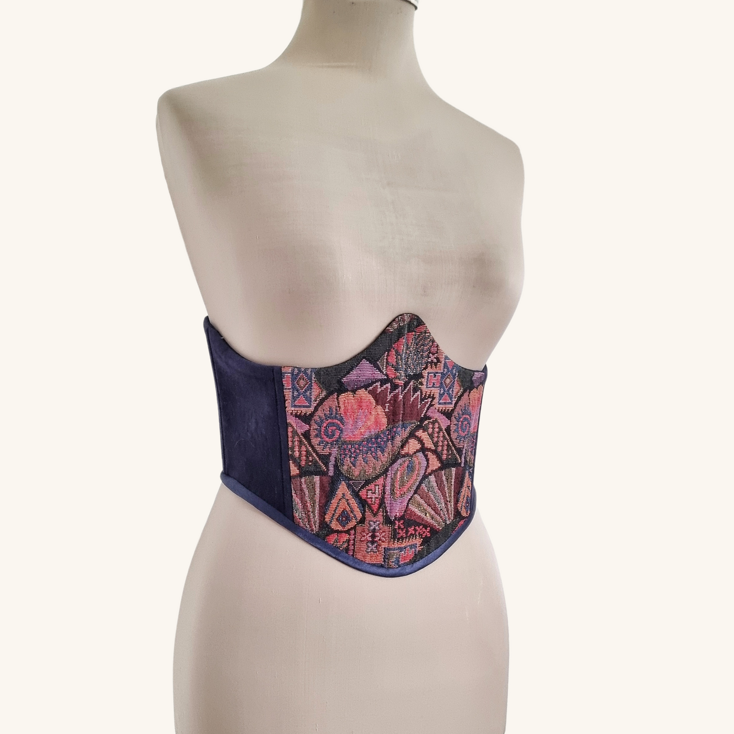 korset tamno sin s sharen sreden panel sini pandelki i metalni kapsi ruchno izraboten ot velur na maneken