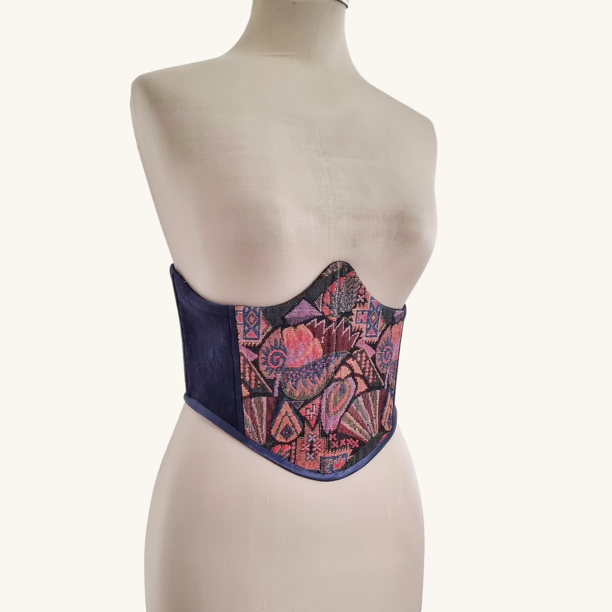 korset tamno sin s sharen sreden panel sini pandelki i metalni kapsi ruchno izraboten ot velur na maneken