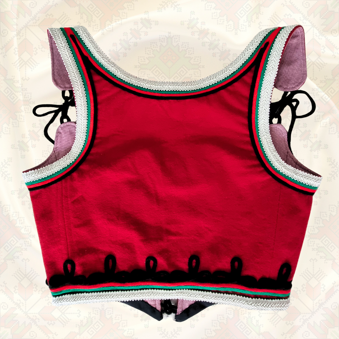 Korset ot rachna izrabotka v cherven cvqt s gaitani v stil balgarska narodna nosiq i balgarskoto zname s vrazki ot cheren gaitan. 