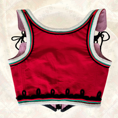 Korset ot rachna izrabotka v cherven cvqt s gaitani v stil balgarska narodna nosiq i balgarskoto zname s vrazki ot cheren gaitan. 