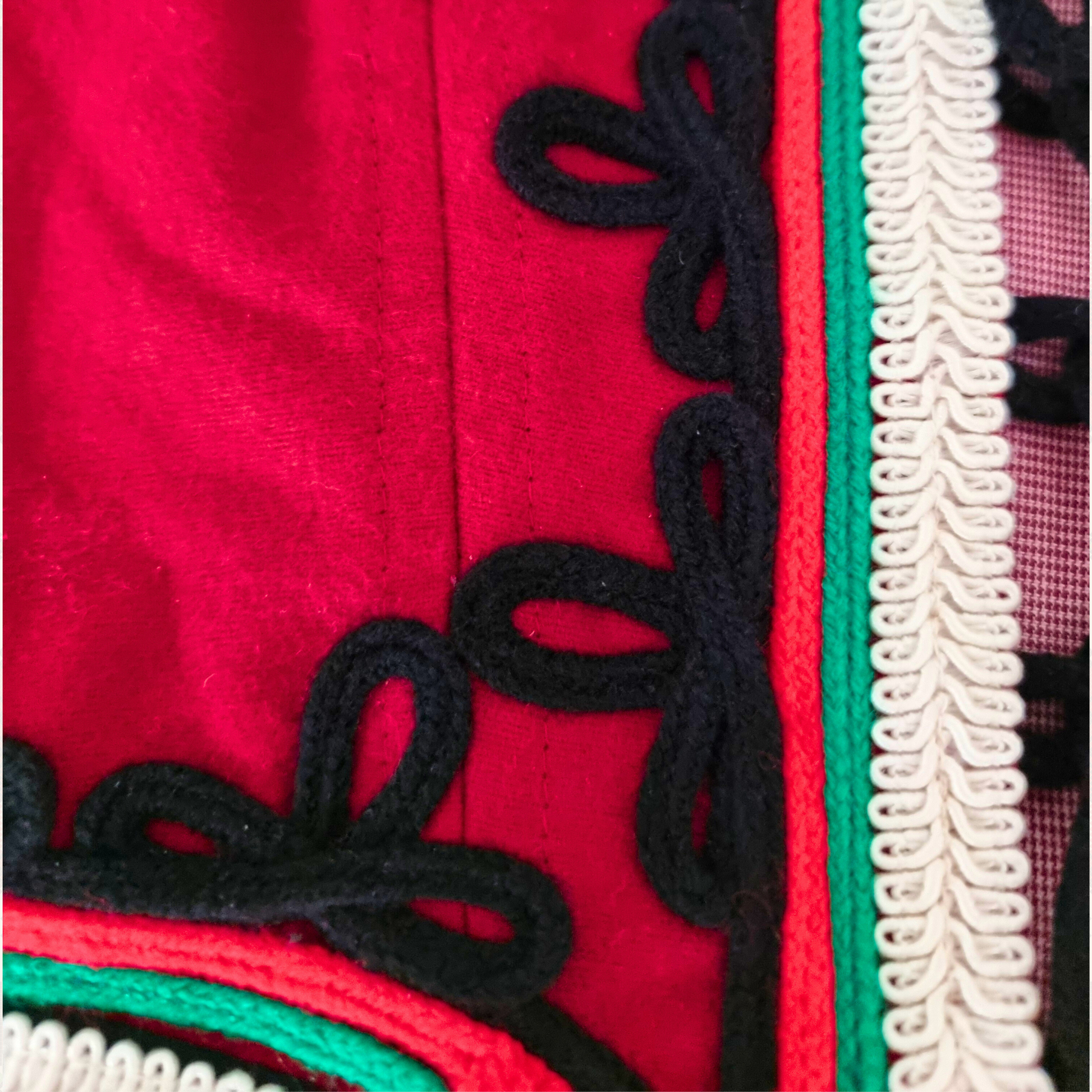 Detail ot korset s cherven cvqt s gaitani v bqlo, zeleno, cherveno i cherno. 