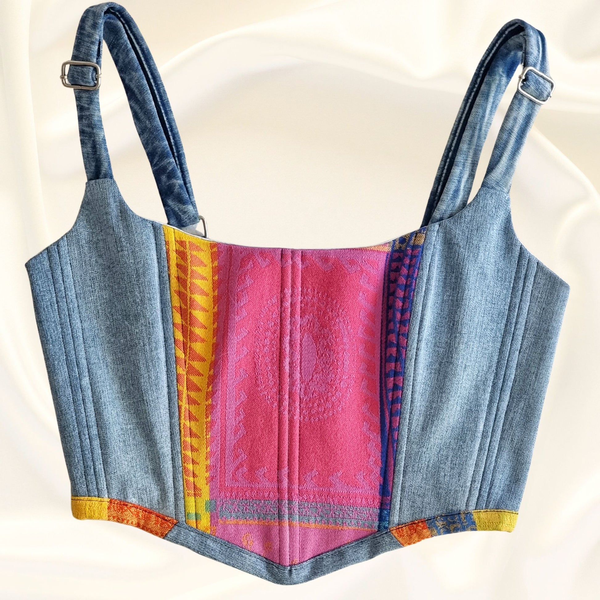 korset s regyuliruemi prezramki ot dankov plat, s centralen etno panel v rozovo, zhulto i sinio