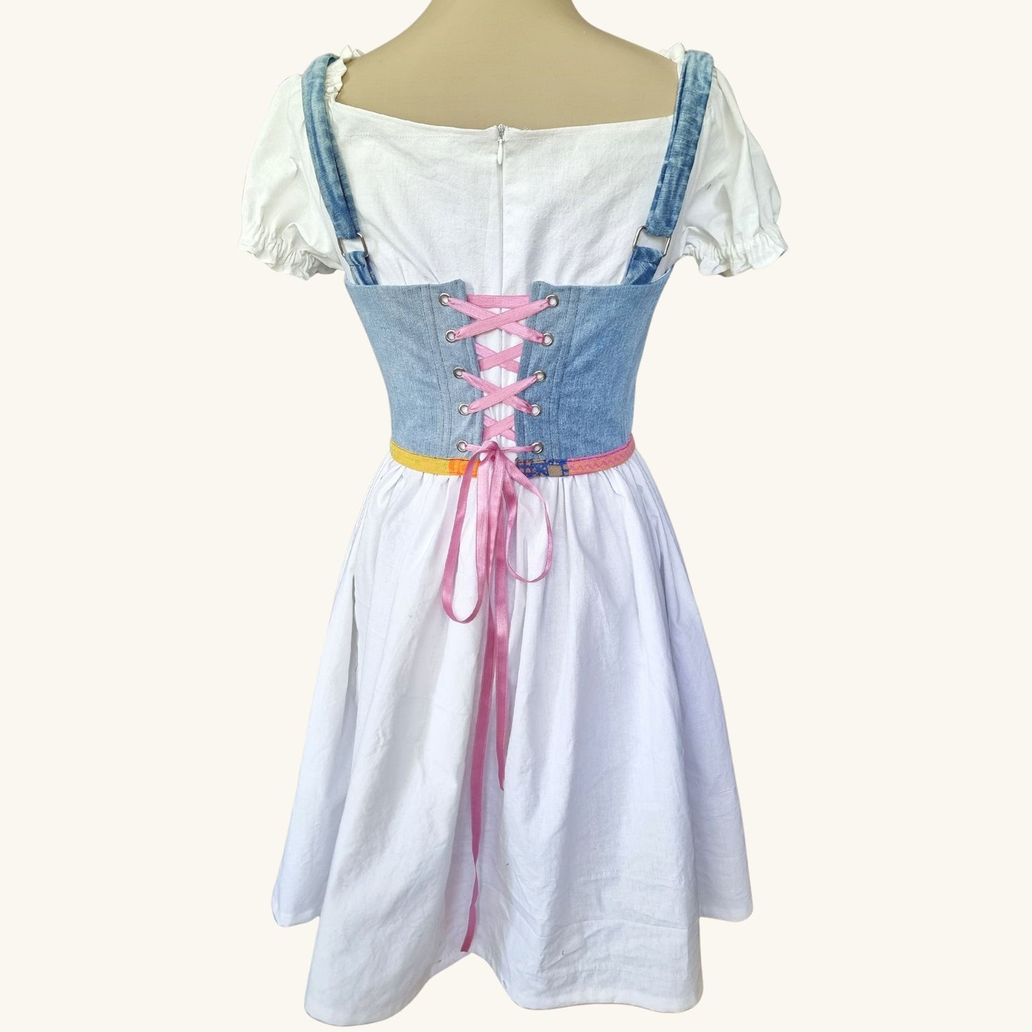 korset ot dankov plat zadna chast na maneken, s regyuliruemi prezramki rachno izraboten s rozova pandelka i metalni kapsi