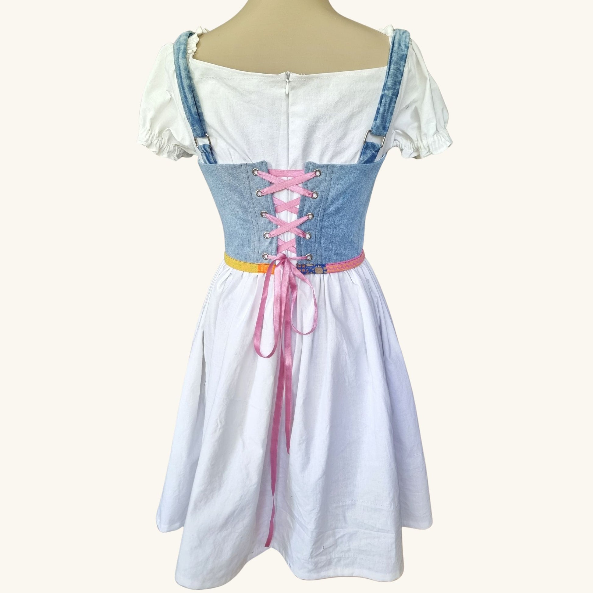 korset ot dankov plat zadna chast na maneken, s regyuliruemi prezramki rachno izraboten s rozova pandelka i metalni kapsi