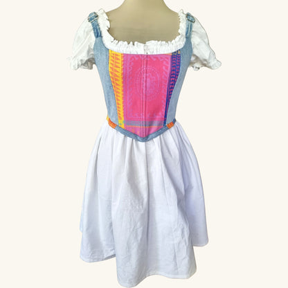 korset s regyuliruemi prezramki gledka otpred ot dankov plat, s centralen etno panel v rozovo, zhulto i sinio na maneken s bqla roklq