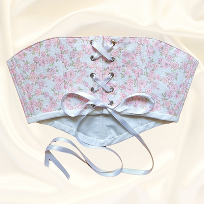 korset otzad s rozovi tsvetq tip kolan i metalni kapsi s bqla pandelka ruchno izraboten ot recikliran pamuk