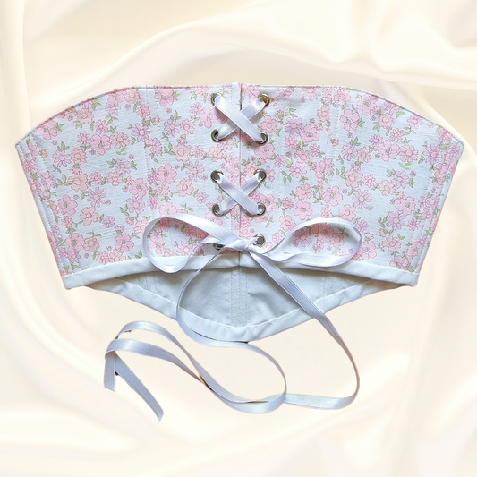 korset otzad s rozovi tsvetq tip kolan i metalni kapsi s bqla pandelka ruchno izraboten ot recikliran pamuk