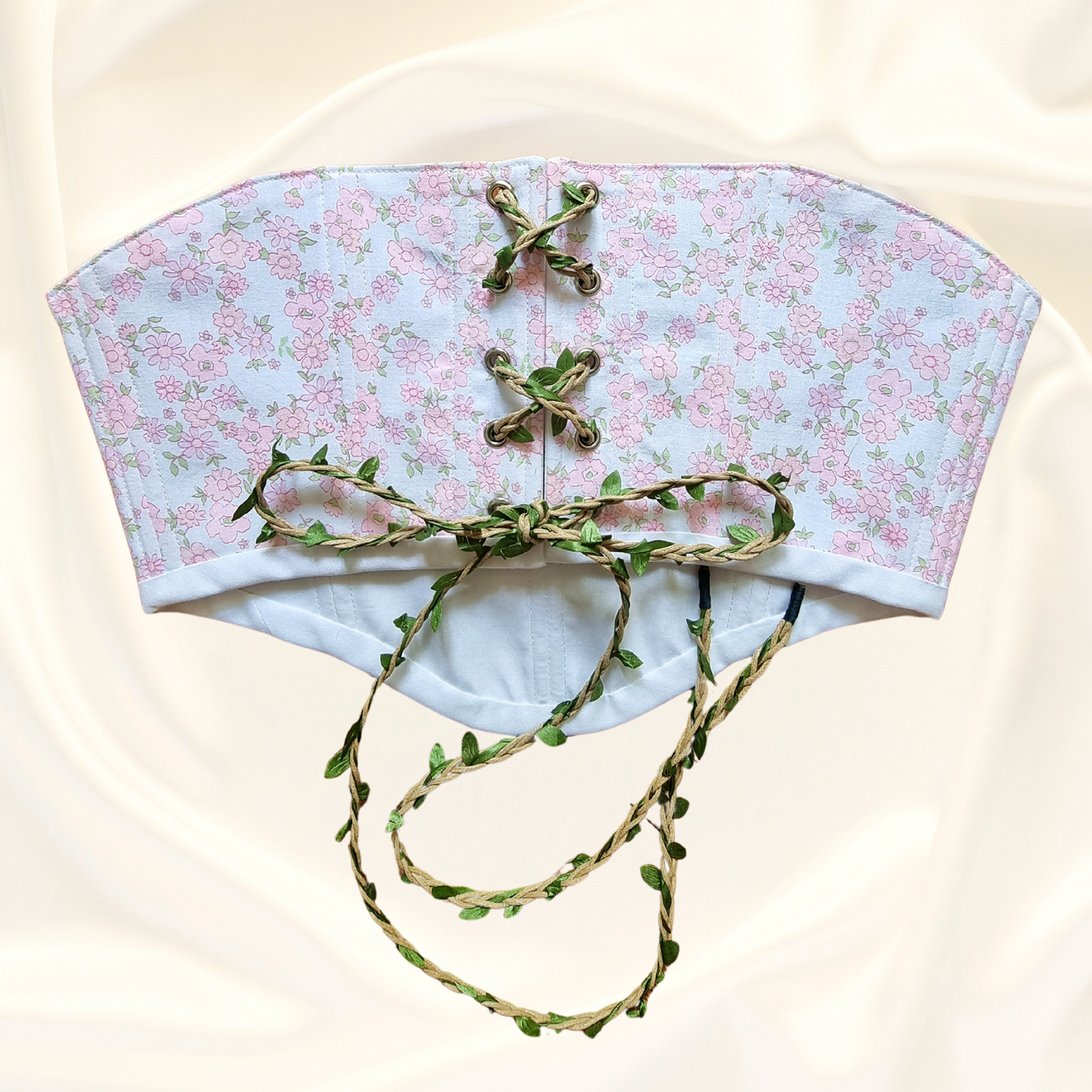 korset ot recikliran pamuk s rozovi tsvetq tip kolan  metalni kapsi i pandelka ot konop i lista ruchno izraboten 