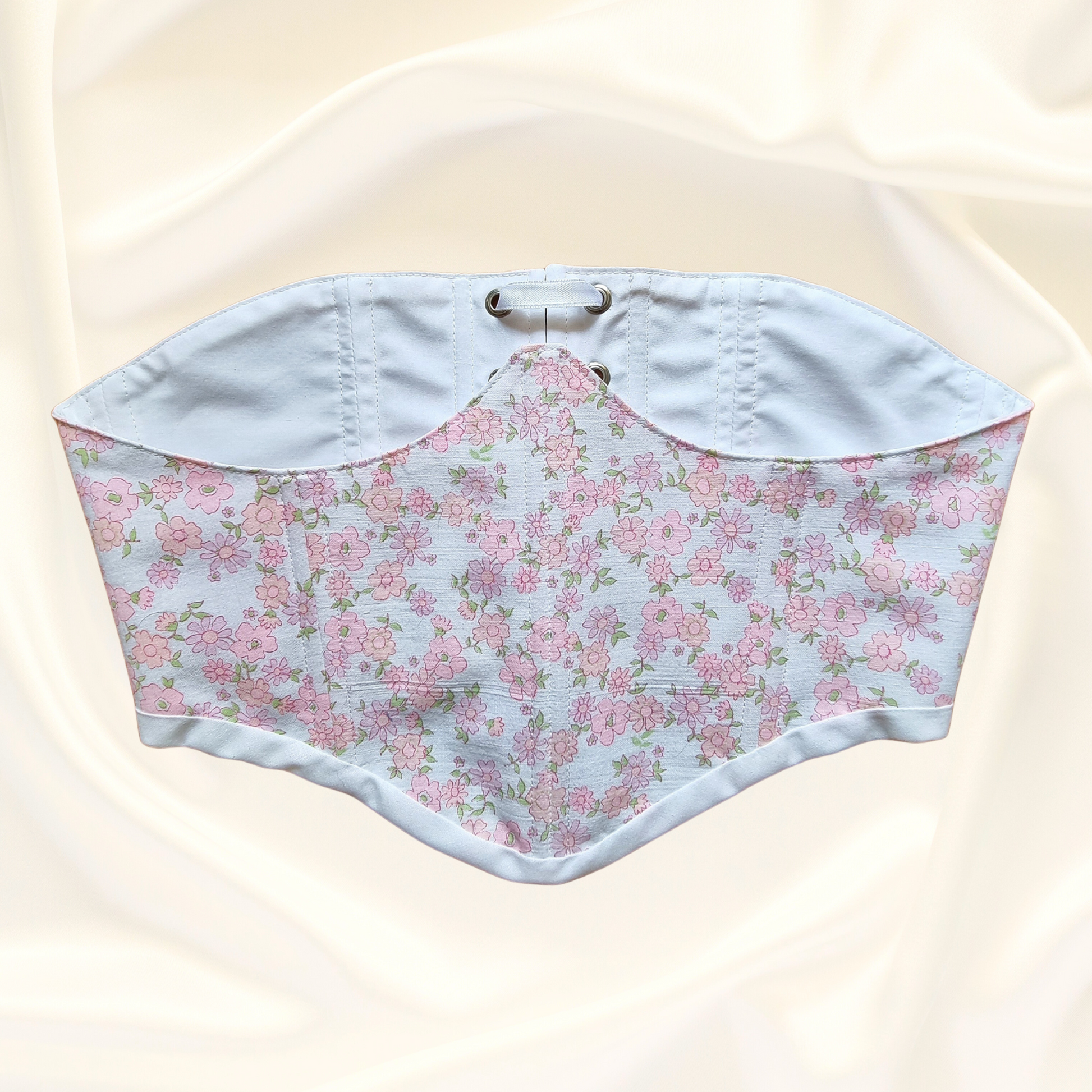 korset s rozovi tsvetq tip kolan  i metalni kapsi i bqla pandelka ruchno izraboten ot recikliran pamuk