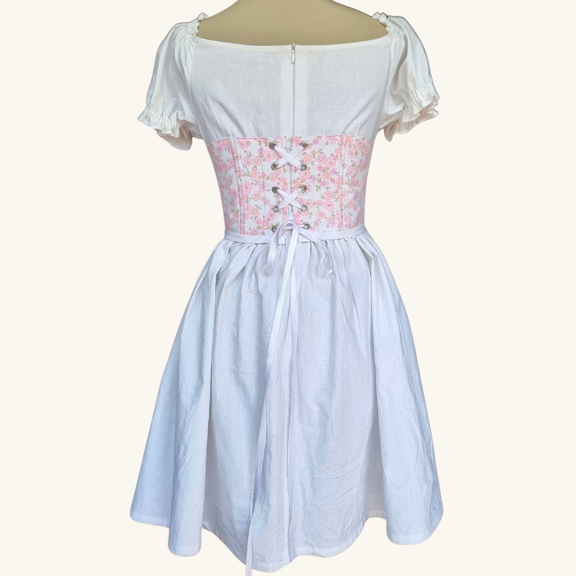 korset ot recikliran pamuk s rozovi tsvetq tip kolan metalni kapsi i  bqla pandelka  na maneken gledka otzad ruchno izraboten 