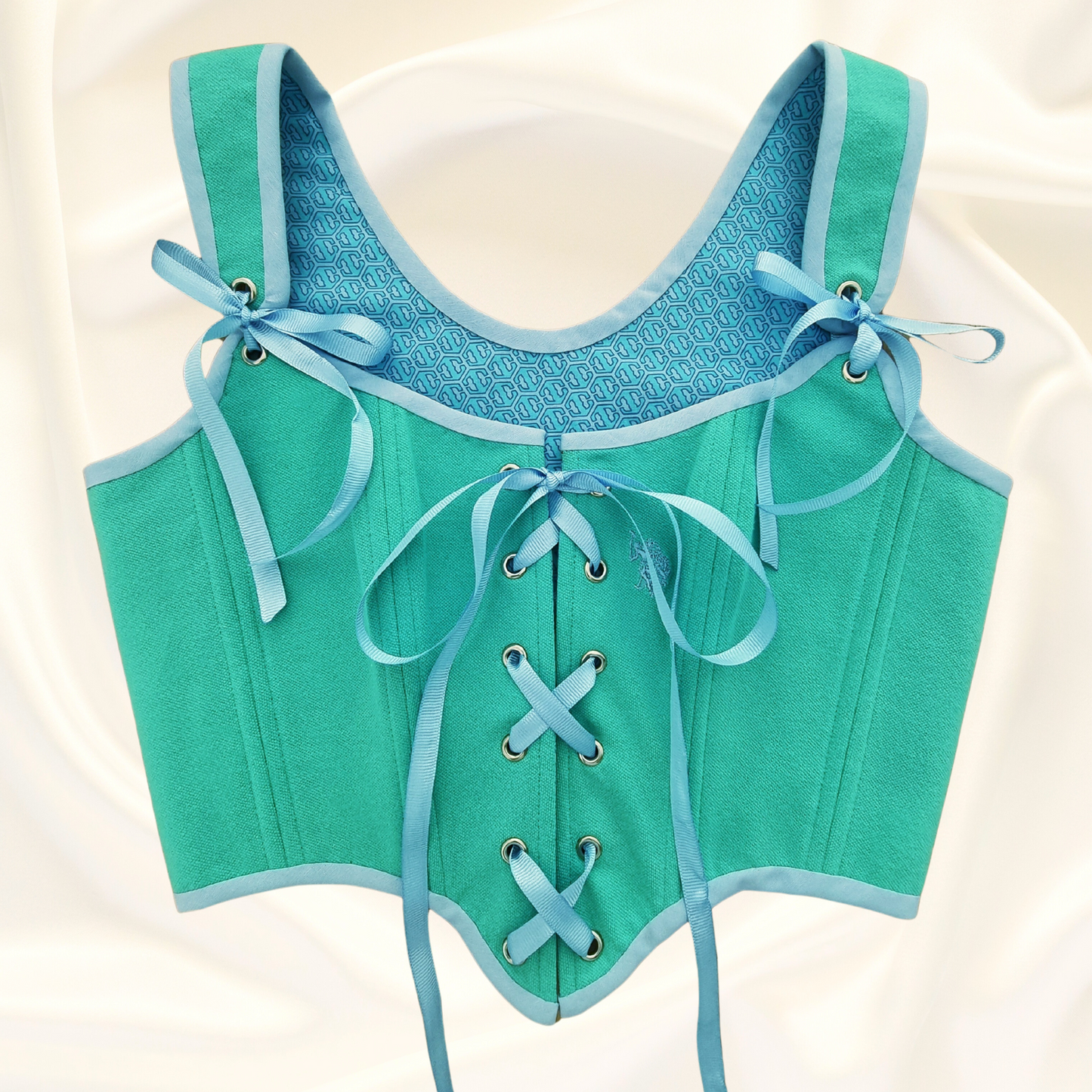 korset ruchno izraboten siniozelen s sini pandelki i metalni kapsi