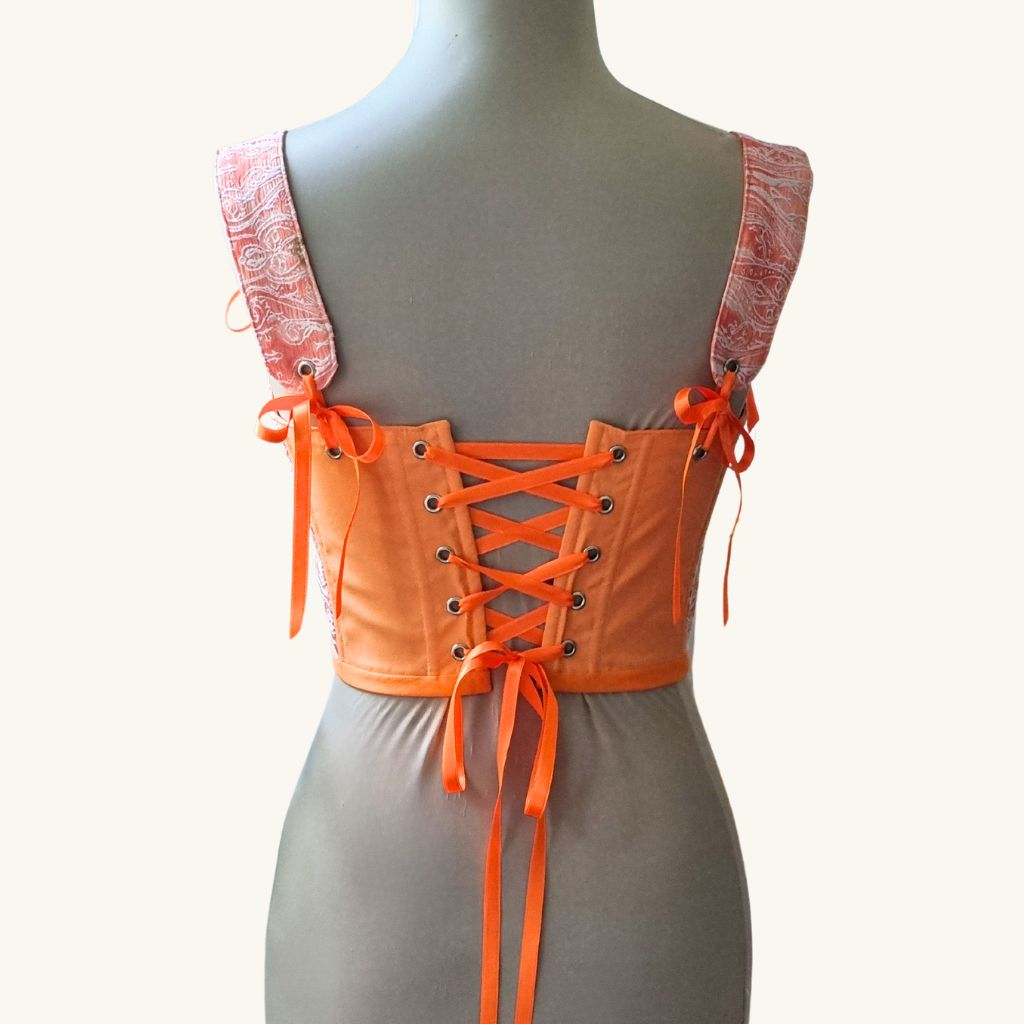 Korset na maneken gledka otzad rachno izraboten ot  oranjev pamuk s pandelki i metalni kapsi
