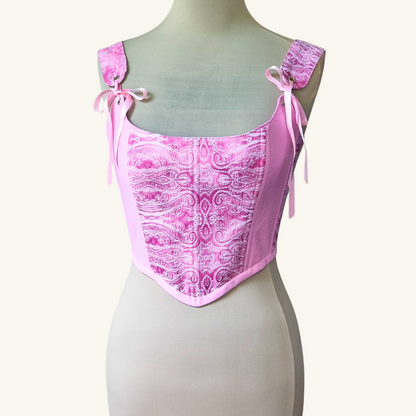 korset na maneken rozov ruchno izraboten s rozovi pandelki i metalni kapsi ot pamuk i jakard