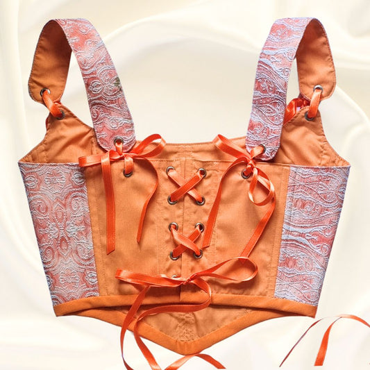 Korset gledka otzad oranjev rachno izraboten ot pamuk s oranjevi sateneni pandelki i metalni kapsi