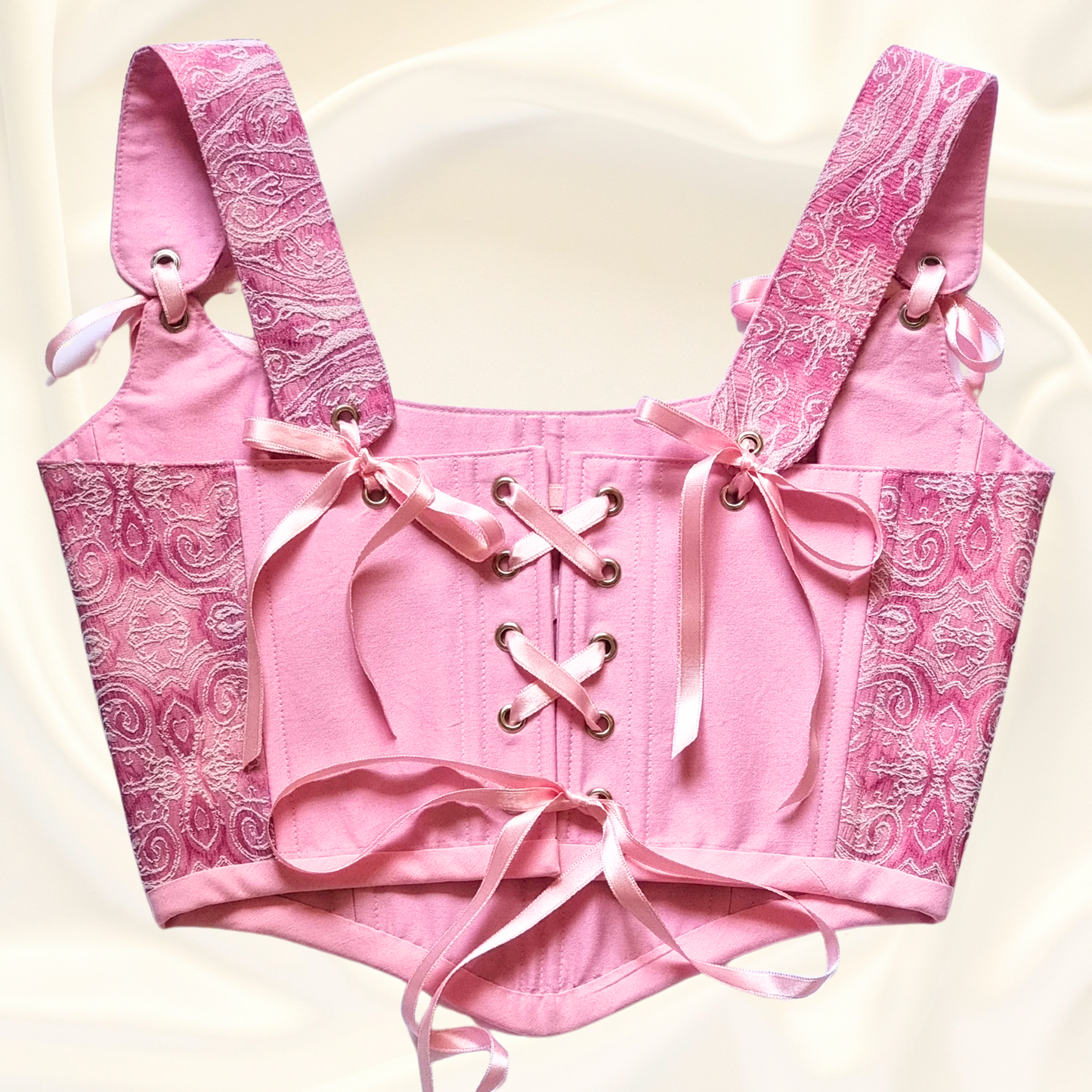 korset ruchno izraboten s rozovi pandelki i metalni kapsi ot rozov pamuk i jakard gledka otzad