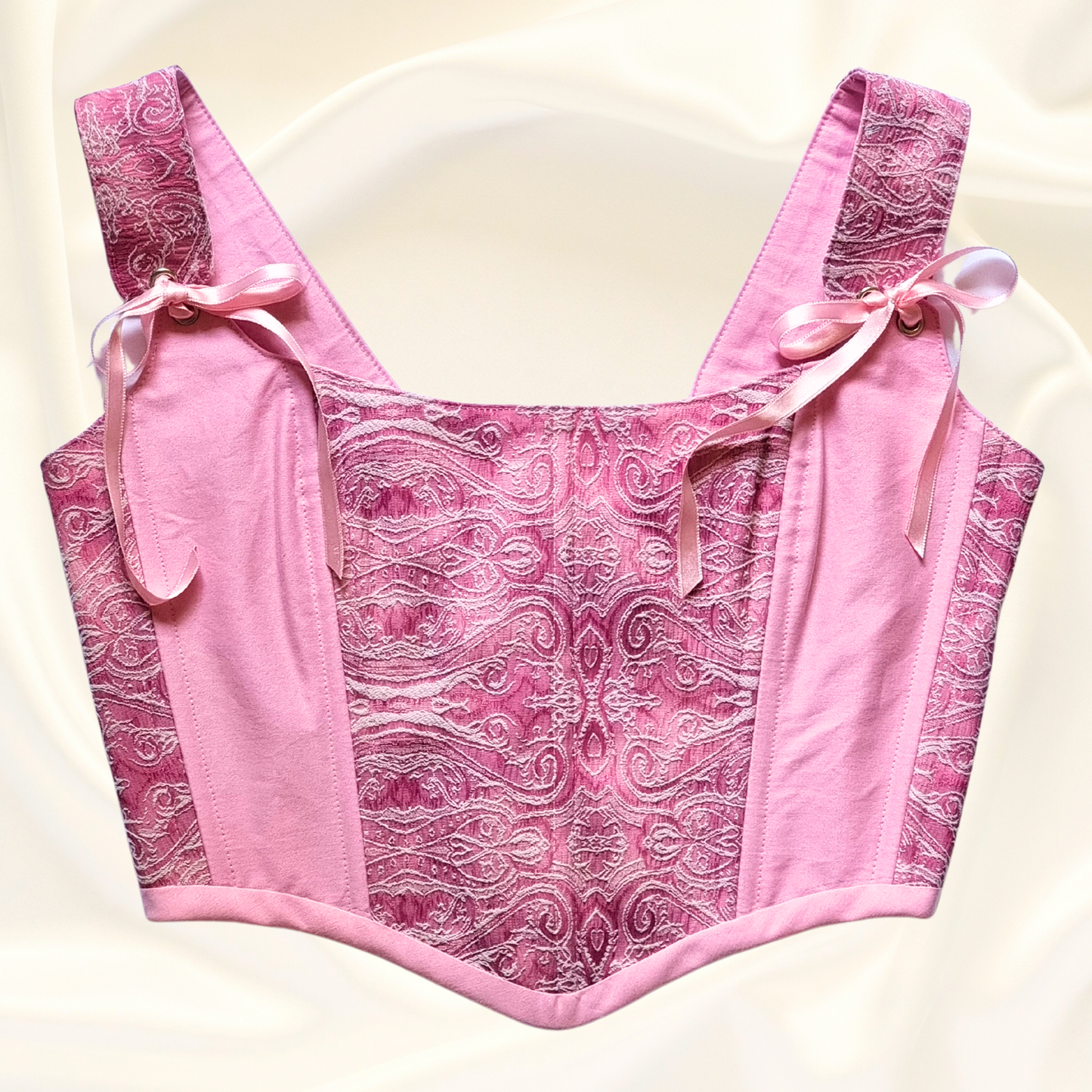 korset rozov ruchno izraboten s rozovi pandelki i metalni kapsi ot pamuk i jakard